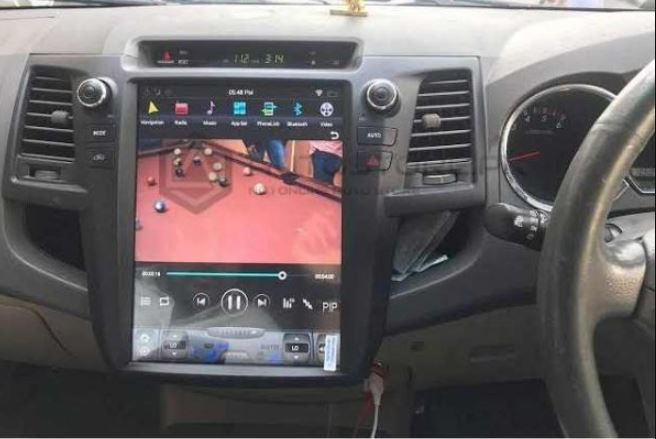 Fortuner-multimedia-tesla-style-unit